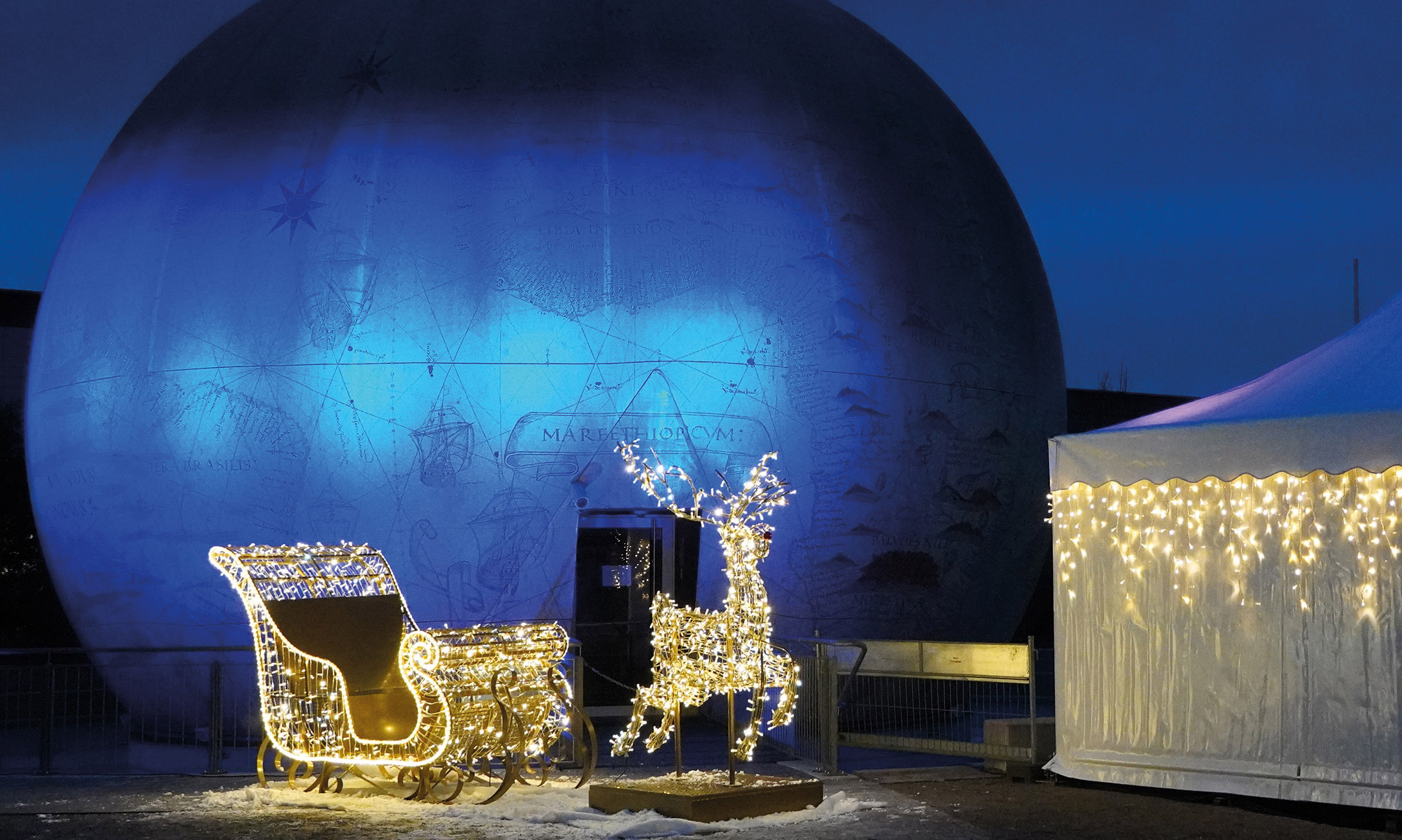 Beleuchteter Schlitten mit Rentier